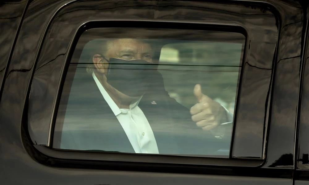 Τραμπ: Βγήκε από το νοσοκομείο για βόλτα με το αυτοκίνητο - Έξαλλοι οι γιατροί